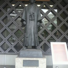 嘉納治五郎の像です。講道館の建物の入口に建てられています。