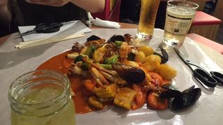 手掴みでシーフードを食らう。