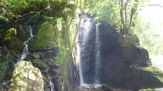 激しい滝の音が聞こえてきます！