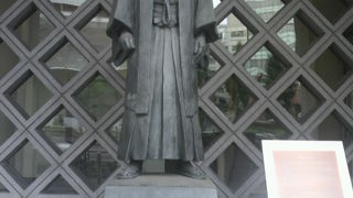 嘉納治五郎の像は、講道館の建物の入口に建てられています。凛とした銅像です。