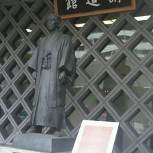 嘉納治五郎の銅像と背中の額とともに、横に、置かれた顕彰板です