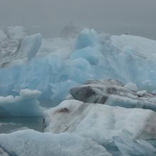 湖面の氷です。神秘的な青色が透けています
