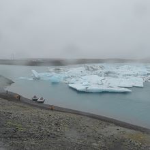 湖面観光用の小型ボートもありますが、雨天のため休業です