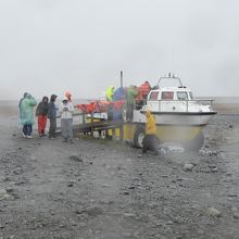 雨天でも果敢にボートツアーに出発する観光客