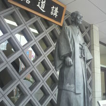 嘉納治五郎の銅像です。講道館の額を背にした、右側の側面です。