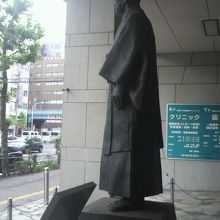 嘉納治五郎の銅像の左側の側面です。後ろの様子も少し見えます。