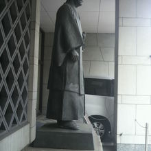 和服姿の嘉納治五郎の銅像です。右側の側面の様子です。