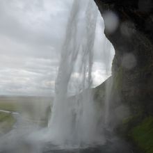 裏側から見た落下する滝水