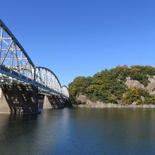 犬山遊園駅前にある犬山橋と木曽川
