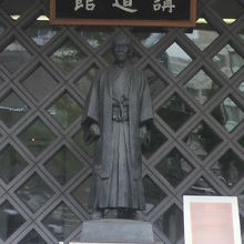 講道館の入口には、講道館柔道の創始者嘉納治五郎の像があります