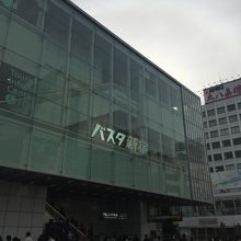 甲州街道から見た外観