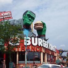 ハンバーガーを持つフランケン