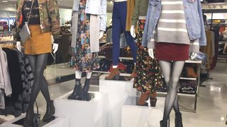 安い洋服いっぱい