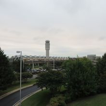 空港近くのトレッキングコースから見た空港の管制塔