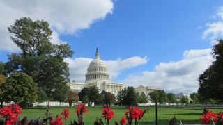 つやのある白い威厳のある建物