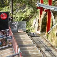 赤いトロッコ列車はレールの先が崖に消えています