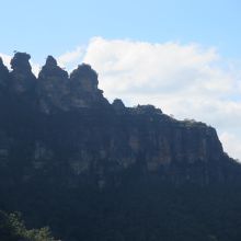 崖下からスリーシスターズを見上げます