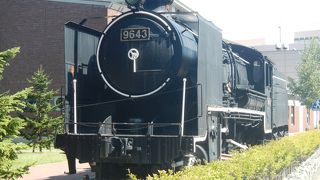 国鉄で最後まで使われていた蒸気機関車と同じ形式の機関車が保存されている