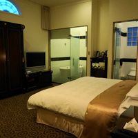 窓無しの部屋だけど、テレビの上の半円形が明かり取りの窓