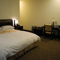 スーツケースの左側が廊下に通じるドア