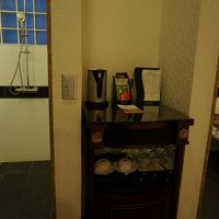 グラスの下は冷蔵庫、中の物は有料。お茶とコーヒーは無料。