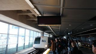 交通渋滞の心配のない空港市内の交通手段