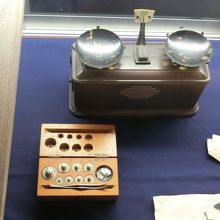 薬局で使われていた器具類の展示も・・・「天秤」です。