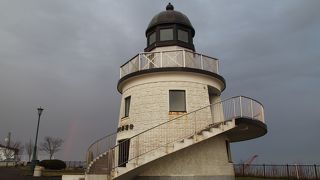 高台に灯台の様な展望台があります