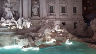 夜に行くともっと素敵な噴水