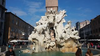 素敵な噴水があるローマの広場