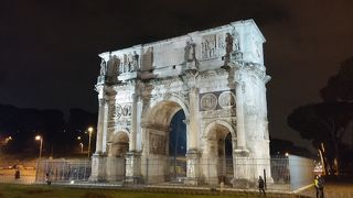 既存の彫刻を活用して造られた凱旋門