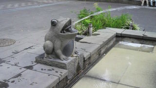 上野公園の西側に蛙の噴水があります。蛙の口から噴水として、水が噴き出されています。