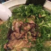 ネギの下にはチャーシューがあります。