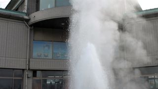 豪快に噴き上がる間欠泉