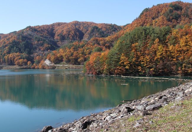 紅葉の飾りのダム