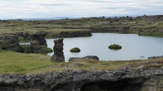 溶岩群と水が織りなす独特の湖畔風景
