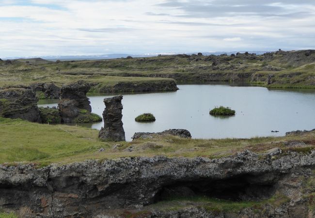 溶岩群と水が織りなす独特の湖畔風景