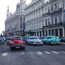 道を行くクラシックカー