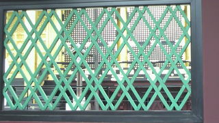 上野東照宮の透塀は、東照宮の社殿を守るように四周を囲っています。奥が見れるようになっています。