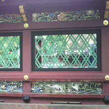 東照宮の透塀の上部に山の動植物、下に川や海の動植物が見えます