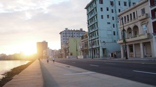 カリブの海を眺めながら物思いにふける