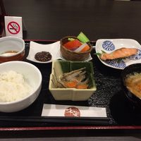 ご飯以外は盛り付けされてます。おかゆもあります。野菜多め