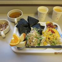 手巻きおにぎりとスープ・味噌汁