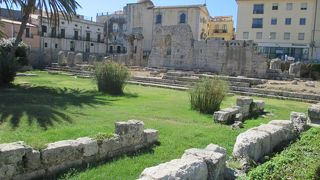 市場の手前にあります