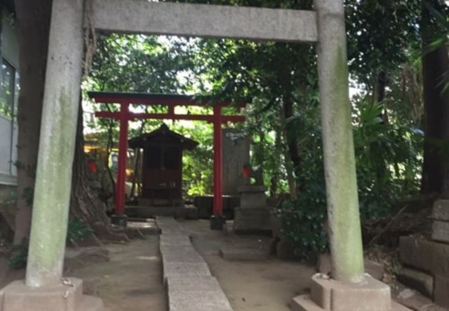 吉祥寺の住宅地の神社