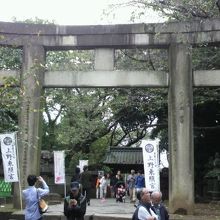 上野東照宮の大石鳥居は、大石を組み合わせて造られています。