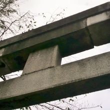 大石鳥居は、関東大震災でも落ちなかった大石の組み合わせです。