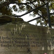 背もたれ部分に由来が彫られています