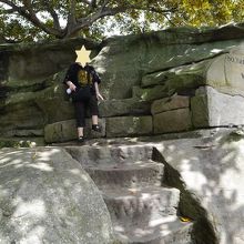 大きな岩で側面も椅子になっています