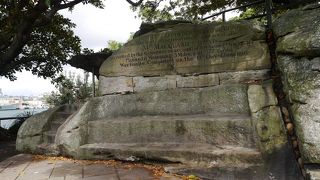 婦人の為に造られた岩の椅子